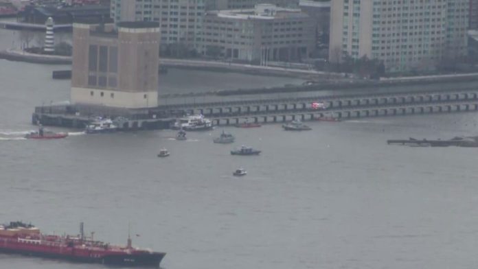 helicopter-lands-in-the-hudson-river.jpg