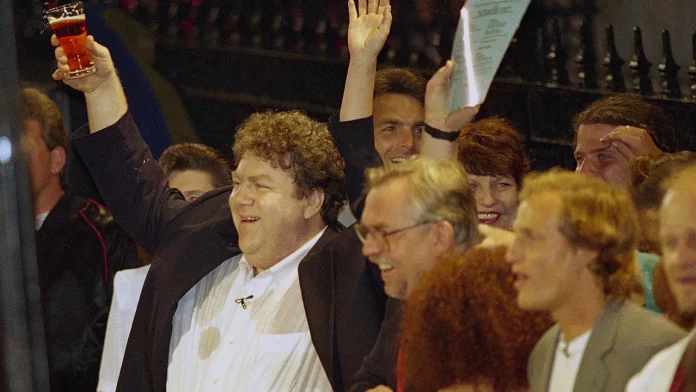 cast-of-cheers-after-final-episode.jpg