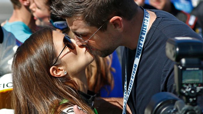 danica20patrick20aaron20rodgers20kiss20ap.jpg